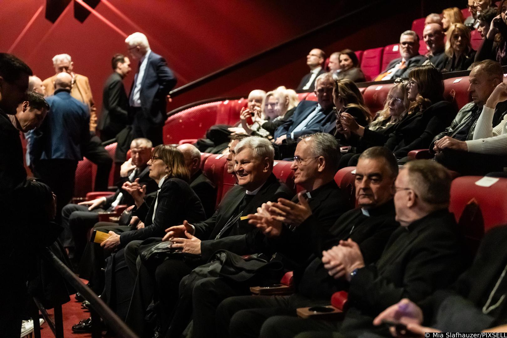 Tu su naravno bili i sisački biskup Vlado Kosić, zagrebački nadbiskup Dražen Kutleša, te protagonist filma nadbiskup i apostolski nuncij u Njemačkoj Nikola Eterović.