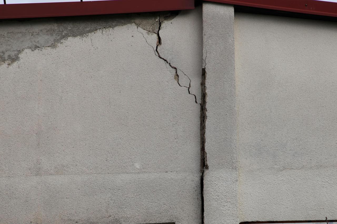 Hrvatska Kostajnica: Zbog pukotina na zidovima evakuirane su osnovna i srednja škola