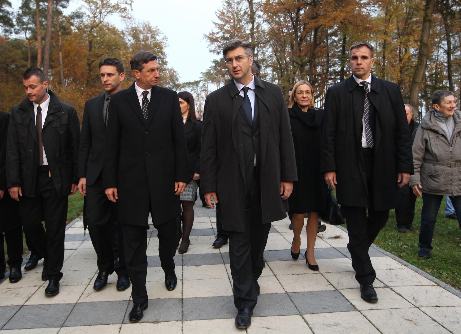 Plenković je u ponedjeljak, osvrćući se na desetljeće na čelu Vlade, istaknuo da mu je posebna čast što mu je hrvatski narod povjerenje za vođenje zemlje dao tri puta zaredom. Naglasio je da su tijekom njegova mandata uloženi napori kako bi Hrvatska bila sigurnija i otpornija na vanjske šokove.