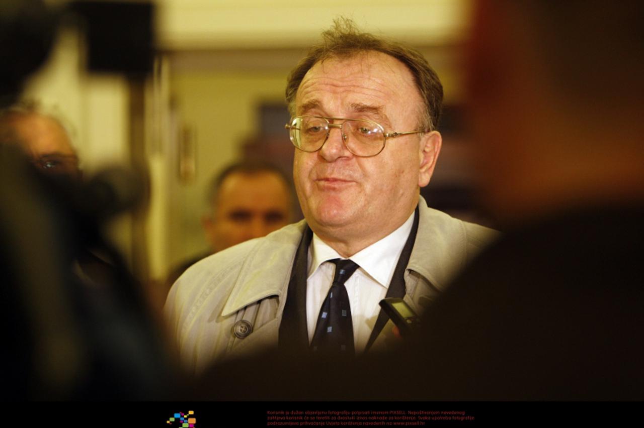 \'16.11.2009., Zagreb, Hrvatska - Markov Trg, hrvatski sabor u kojemu se predaju potpisi za predsjednicku kandidaturu. Veljko Dzakula je stigao  sa 10 tisuca 500 potpisa. Photo: Slavko Midzor/PIXSELL\