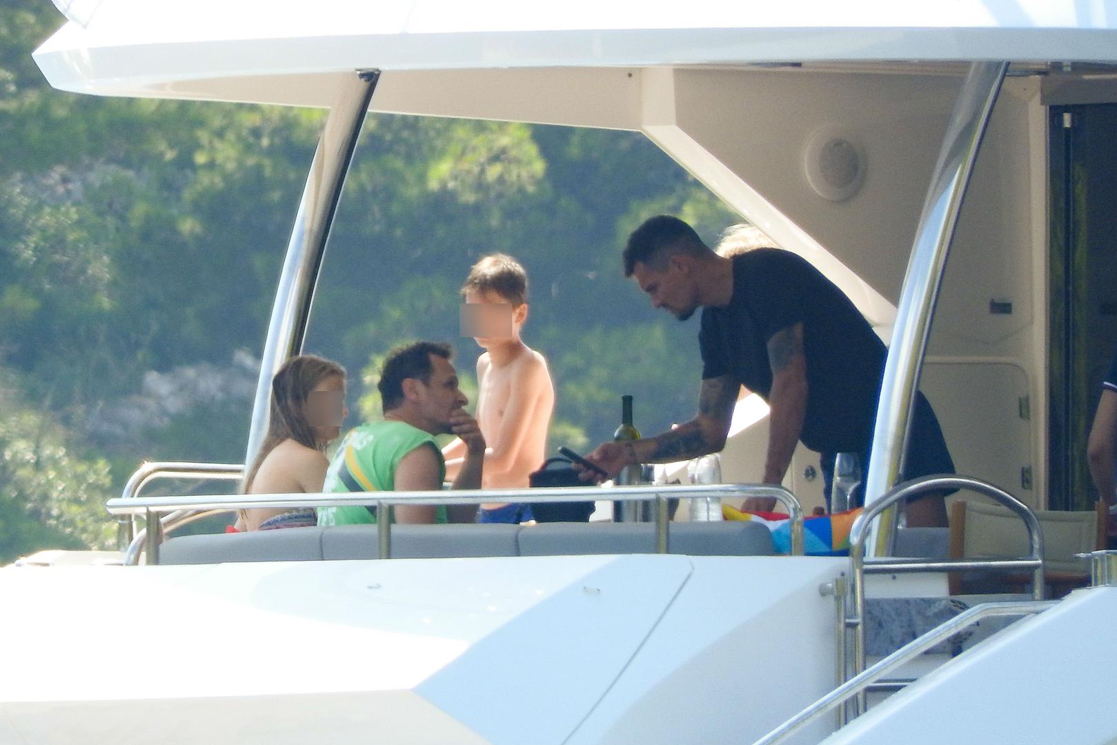 Dejan Lovren sa suprugom i djecom brodom obilazi naše otoke, a s njima u društvu je i glumac Enis Bešlagić. Fotoreporter snimio ih je danas na Korčuli. 