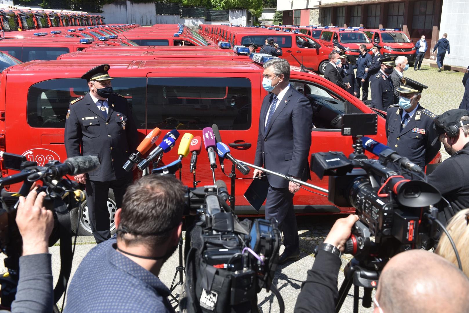 04.05.2021., Zagreb - U sklopu obiljezavanja Dana vatrogastva, odrzana je svecana primopredaja 75 kombi te 15 interventnih vatrogasnih vozila. Dodjeli su prisustvovalii predsjednik Vlade Andrej Plenkovic sa suradnicimai, glavni vatrogasni zapovjednik Slavko Tucakovic, te predstavnici vatrogasnih organizacija koje su dobile vatrogasna vozila.
Photo: Davorin Visnjic/PIXSELL