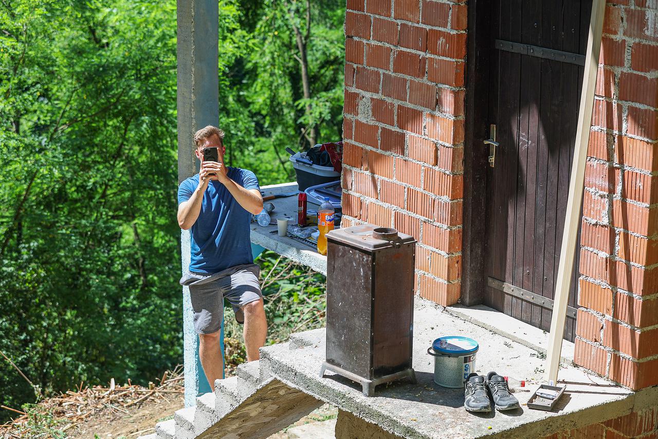 Američki influenser Justus Reid kupio kuću u Hrvatskoj za 5.000 eura, snimke uređenja postale su viralni hit