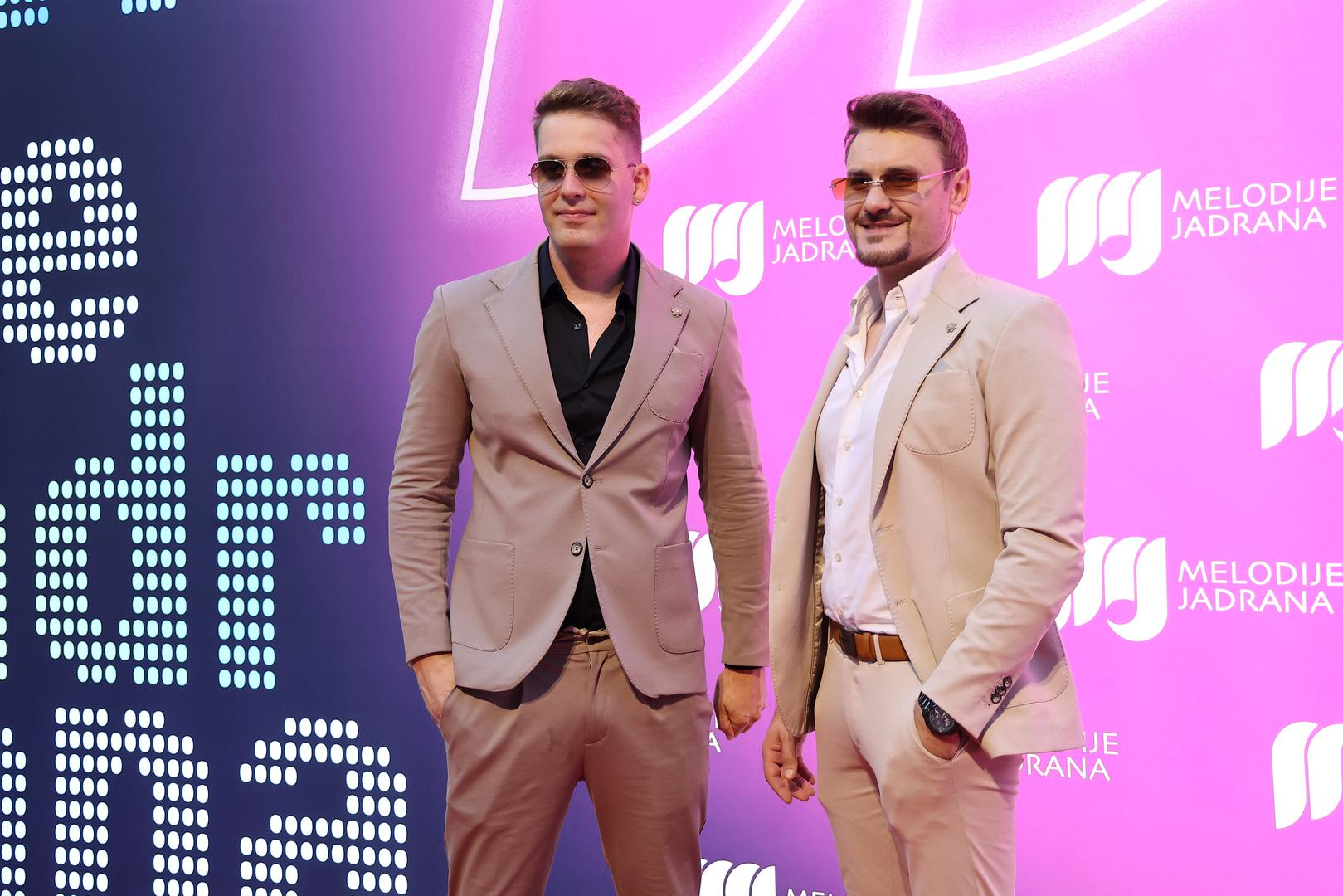 Deveto mjesto pripalo je mladom duetu Juri Brkljači i Dini Petriću, koji su izveli pjesmu “Znaj”. 