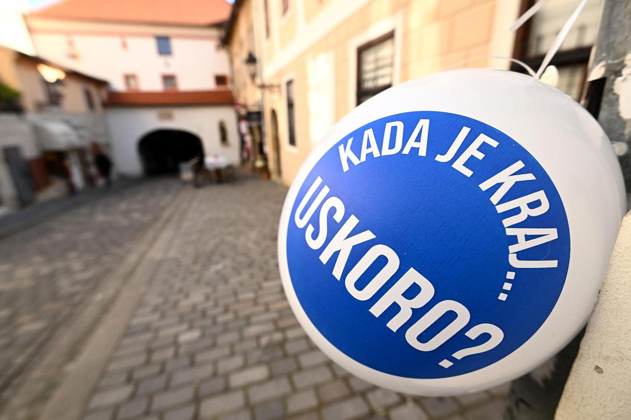 Zagreb:  Na Kamenitim vratima postavljeni baloni kojima se podsjeća da su 102 BBB-a još uvijek u grčkim zatvorima