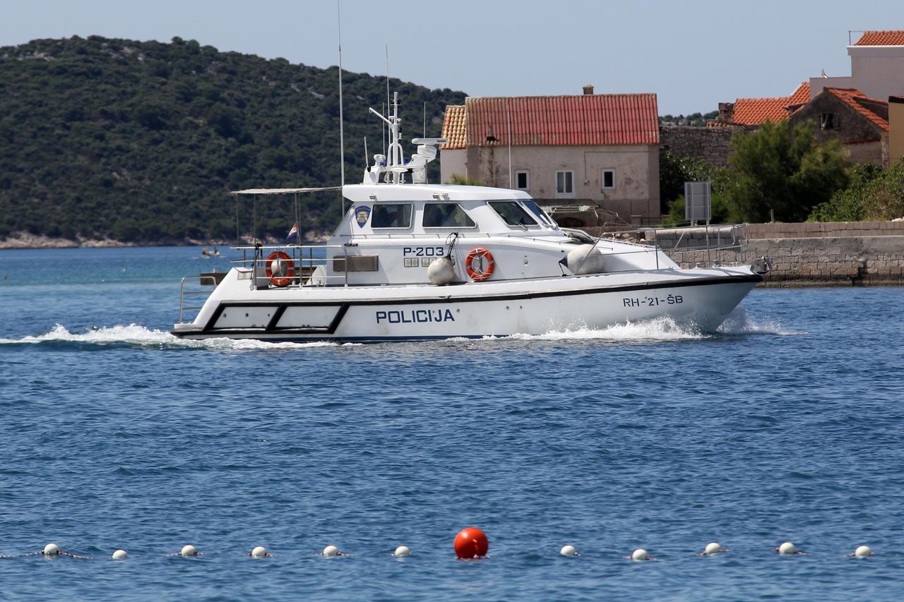 Brodarica: Pomorska policija ?uva sigurnost kupa?a