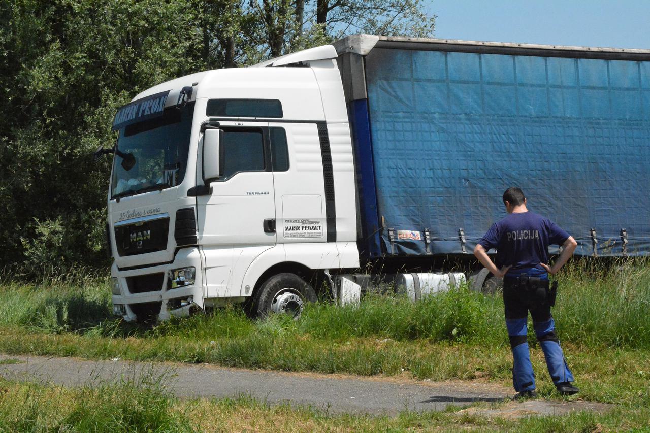 Kamion naletio na grupu ljudi na autocesti