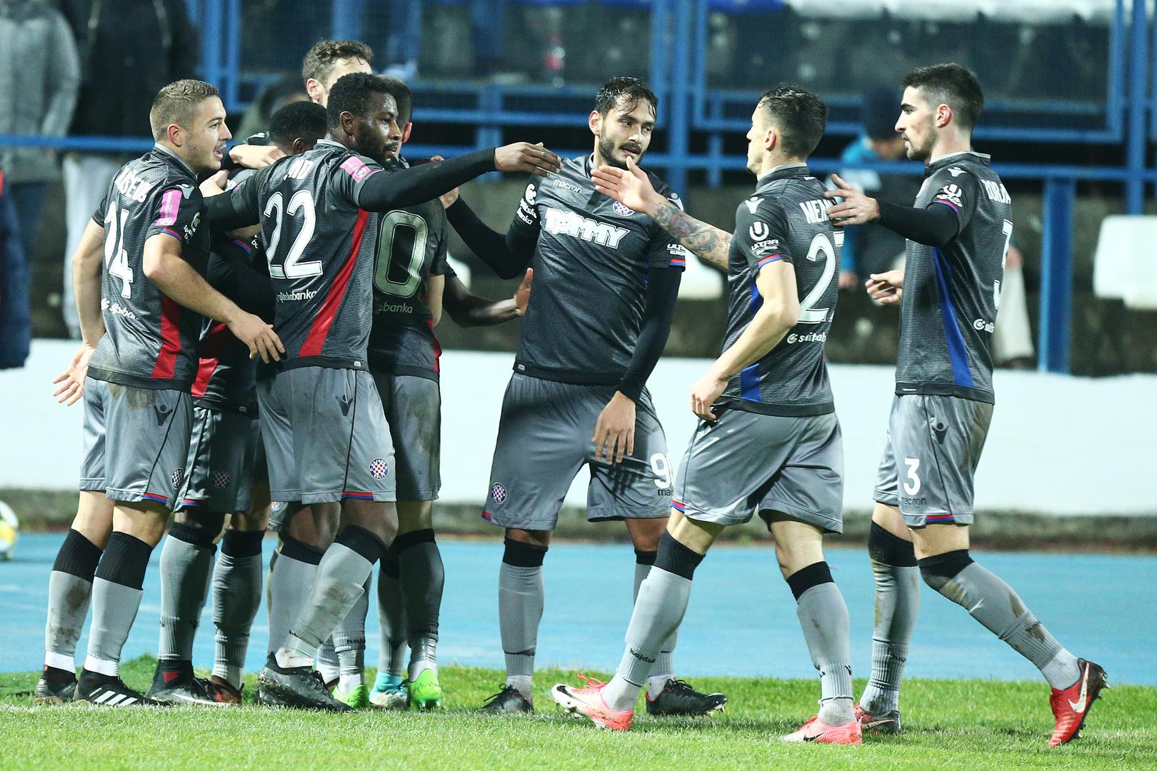 Na kraju su više razloga za zadovoljstvo imali splitski navijači jer je Hajduk slavio s 3:1 i prošao u polufinale Kupa.