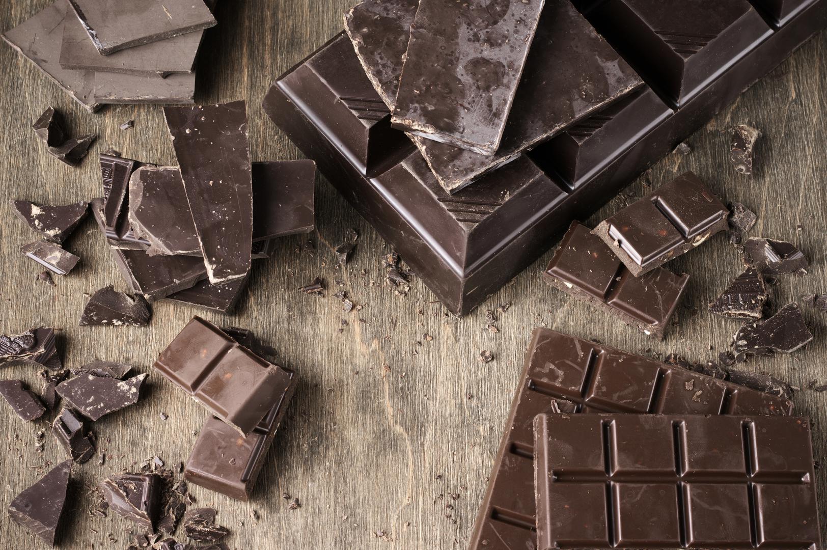 9. ČOKOLADA - Svoju želju za čokoladom možete jednostavno zadovoljiti uz pomoć nekoliko kockica tamne čokolade. Ili, ako je želite jesti u desertu, isprobajte čokoladni mousse ili nekoliko avokado tartufa od tamne čokolade. Kakao prahom koristite se po želji.