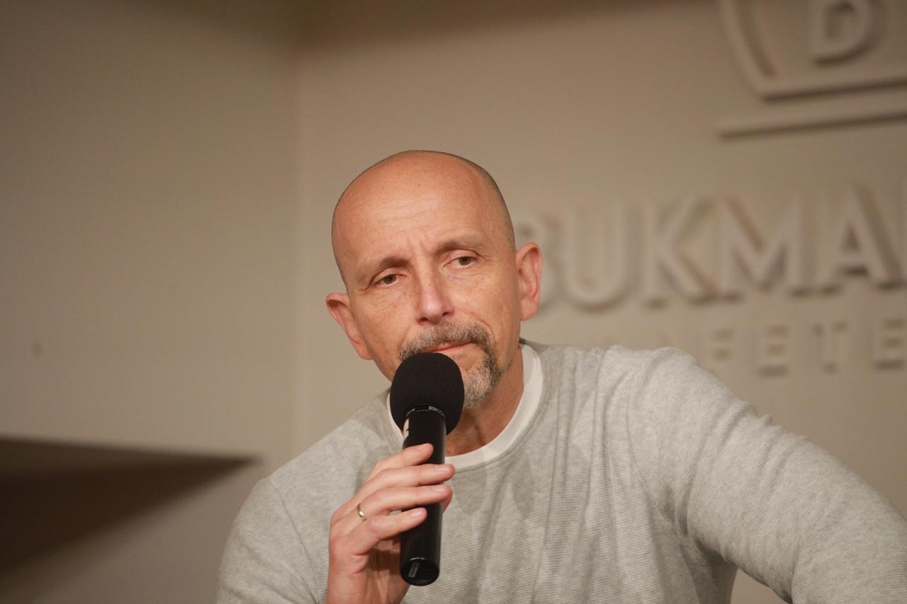 Beograd: Aleksandar Stanković  predstavio je svoju novu knjigu "F 32" u Knjižari Delfi SKC