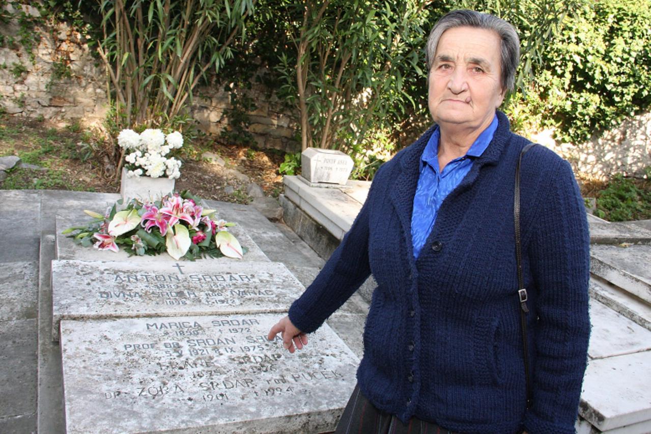 \'04.11.2010.,Kastel Gomilica-  iz groba obiteljske grobnice Srdar ukradena i prodana urna. Katija Srdar brine se o grobu svoih pokojnika Photo: Ivana Ivanovic/PIXSELL\'