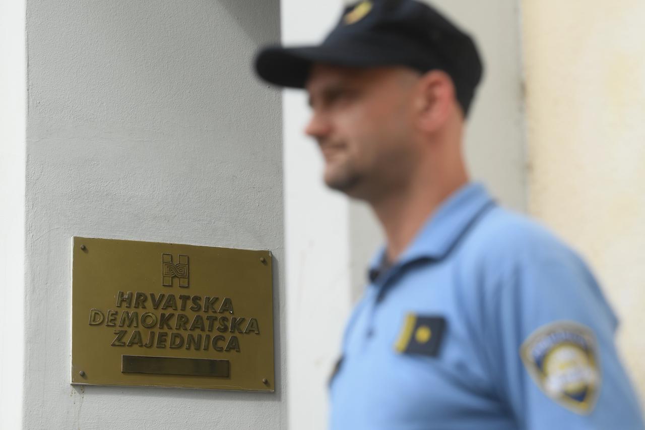 Pripadnici HOS-a prosvjeduju ispred središnjice HDZ-a