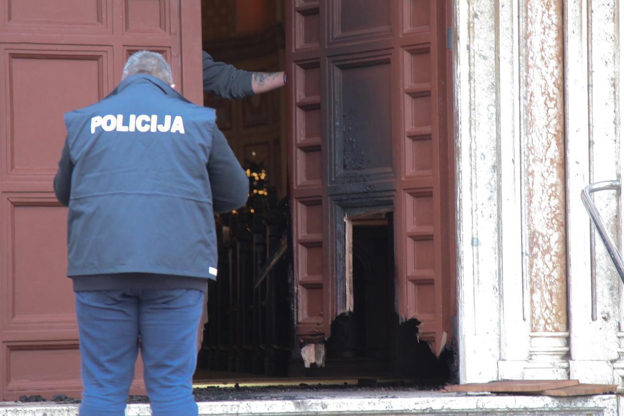 Pula: Za vrijeme mise vandali zapalili vrata Mornaričke crkve