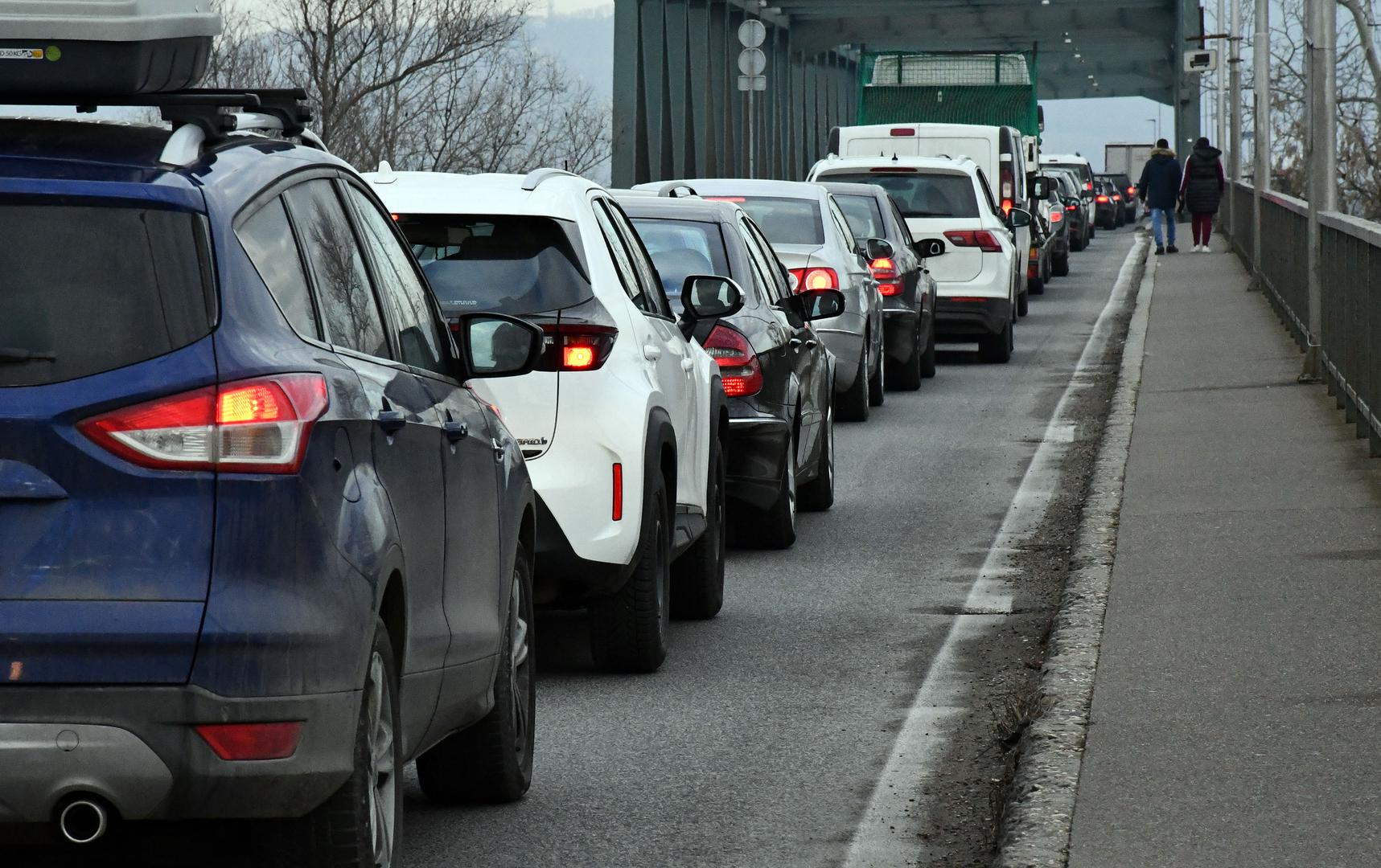 Poseban režim vrijedi i prilikom unosa lijekova. Unošenje gotovih lijekova za osobne potrebe putnika moguće je u količinama potrebnim najviše za liječenje do mjesec dana (uz uvjet da su odobreni od nadležnih tijela zemlje proizvođača), i to uz posjedovanje odgovarajuće medicinske dokumentacije (prijepisa povijesti bolesti, potvrde liječnika).
