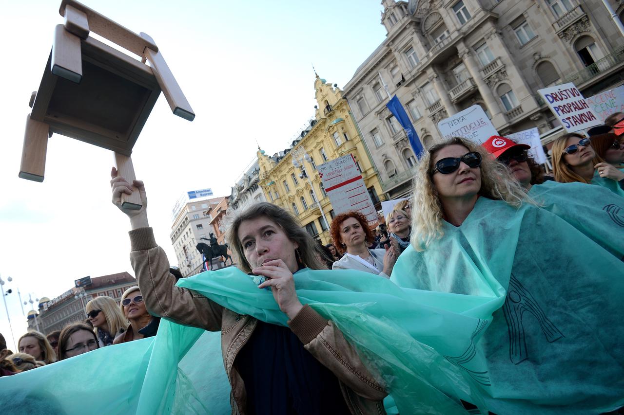 05.05.2016., Zagreb - Na Trgu bana Josipa Jelacica odrzan prosvjed Sindikata obrazovanja, medija i kulture Hrvatske za dostojanstvo struke i bolje uvjete rada zaposlenih u djecjim vrticima.  Photo: Marko Lukunic/PIXSELL