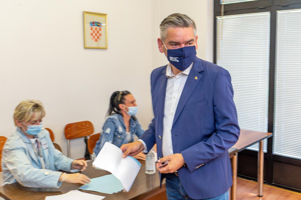 Pula: Boris Miletić u društvu supruge Lare izašao na biralište