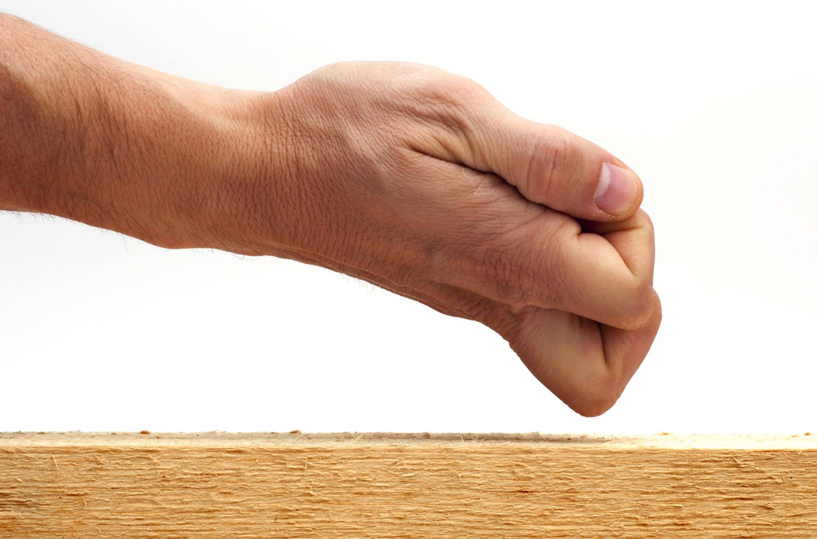 Kucni u drvo da ne urekneš: Kad se u razgovori istakne nešto dobro, primjerice plan, sreća, ili uspjeh, kod mnogih odmah slijedi rečenica: 'Da kucnem o drvo!' To je način da se ne 'izazove sudbina' i da se dobra vijest ne pokvari zavišću ili urokom. Mnogi vjeruju da je riječ o psihološkom triku, malenoj gesti koja umiruje i daje osjećaj kontrole.