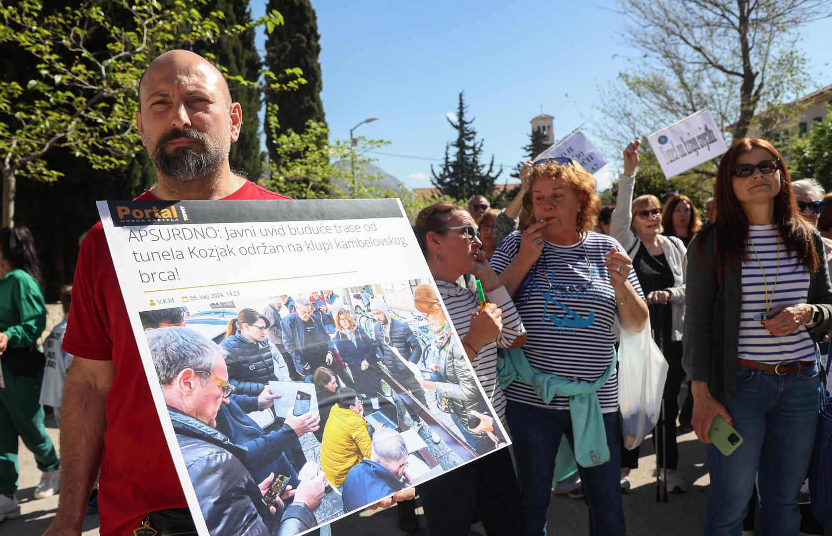 04.04.2024., Kastela - Ispred zgrade opcine u Kastel Sucurcu mirni prosvjed protiv izgradnje tunela Kozjak. Photo: Ivana Ivanovic/PIXSELL