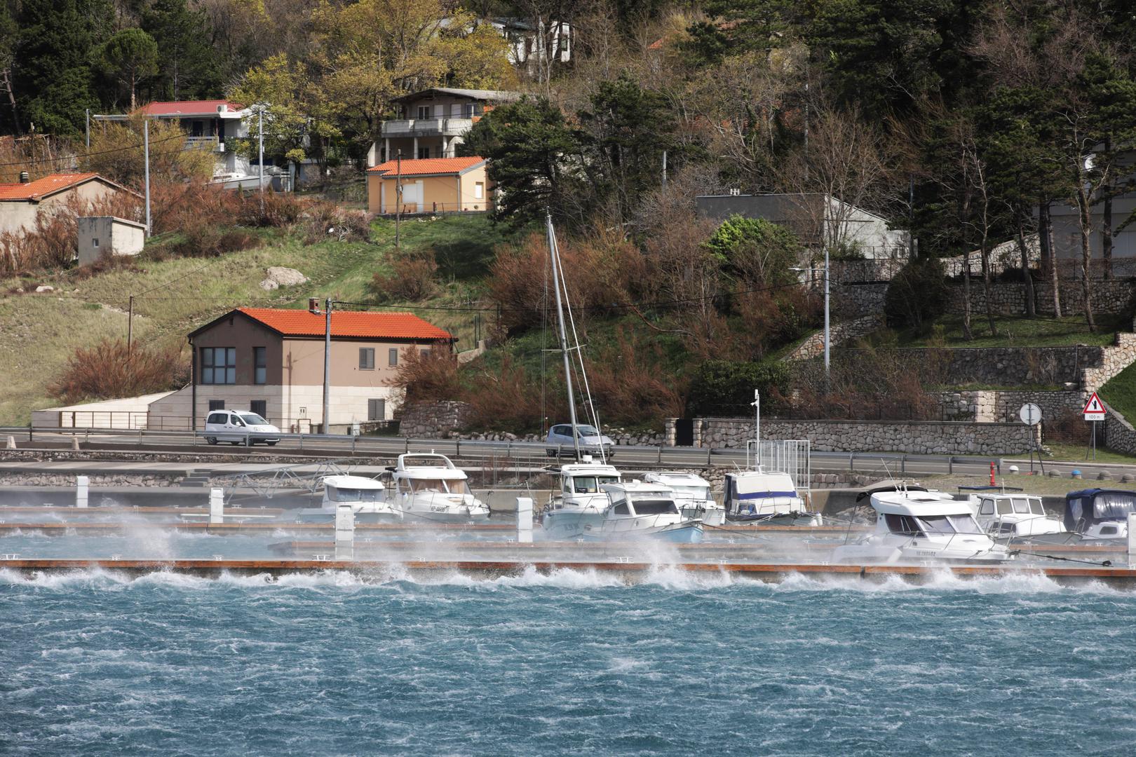 Promet prema otoku Pagu u potpunosti je obustavljen, most je zatvoren, a trajekti ne voze.

