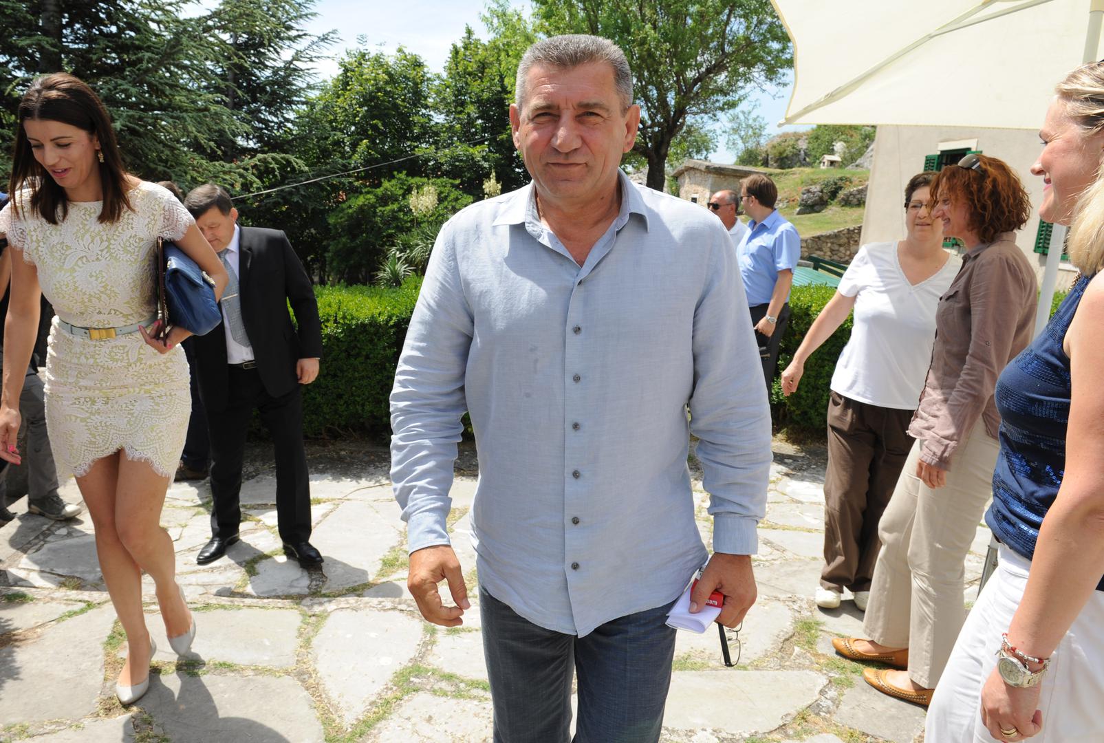 U Hrvatsku se vratio početkom Domovinskog rata, kada se zemlja suočila s oružanom pobunom i ratom. Uključio se u obranu, a zahvaljujući vojnom iskustvu i sposobnostima ubrzo je preuzeo odgovorne zapovjedne dužnosti. Njegov uspon u Hrvatskoj vojsci bio je brz, a tijekom rata postao je jedan od istaknutijih zapovjednika.