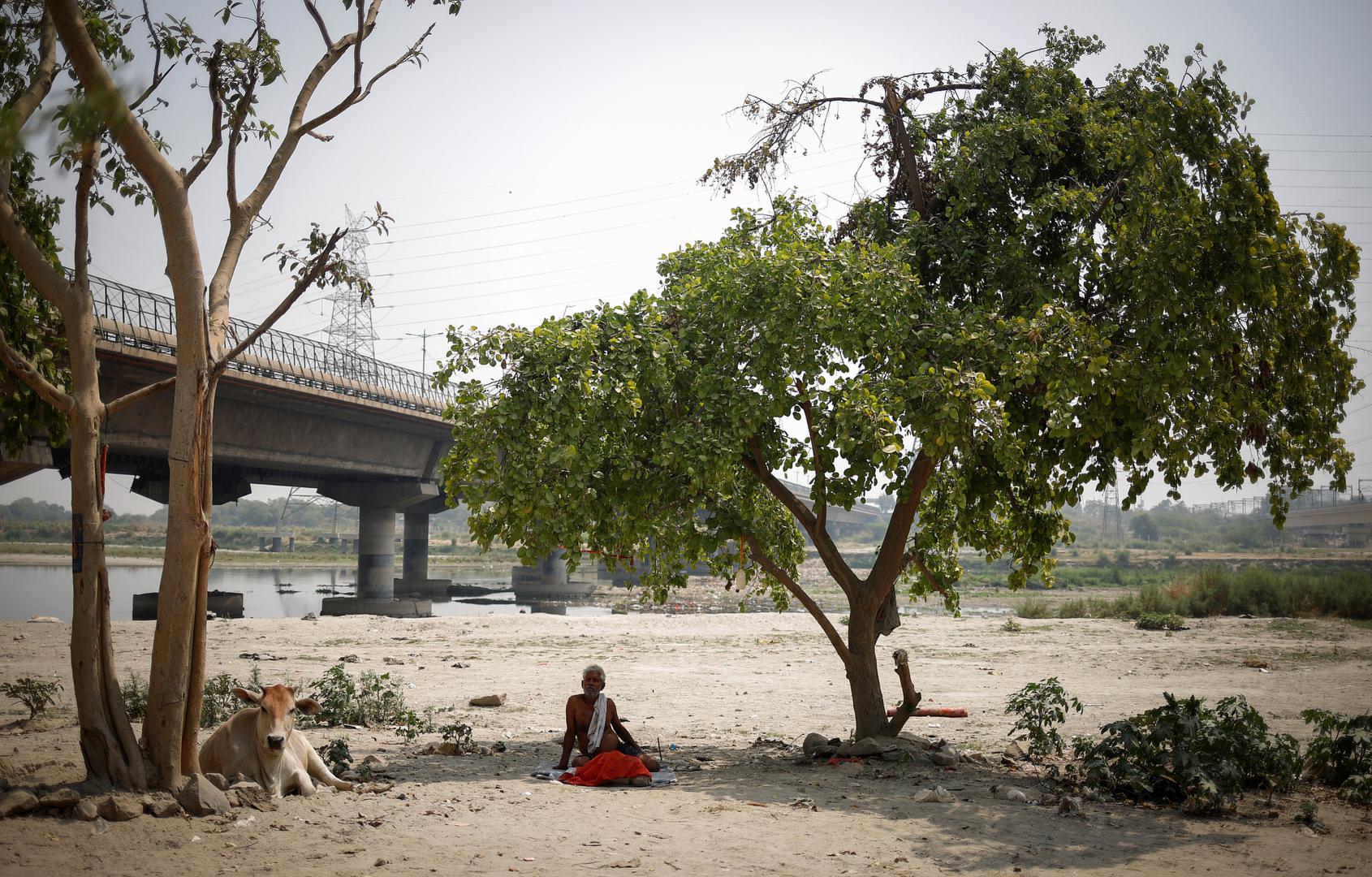 Temperature su toliko visoke da je u državnoj školi u istočnoj indijskoj državi Bihar nekoliko učenika izgubilo svijest. Školski liječnik je kazao da se to događa zbog neravnoteže elektrolita, što uzrokuje nesvjesticu, povraćanje i vrtoglavicu. 