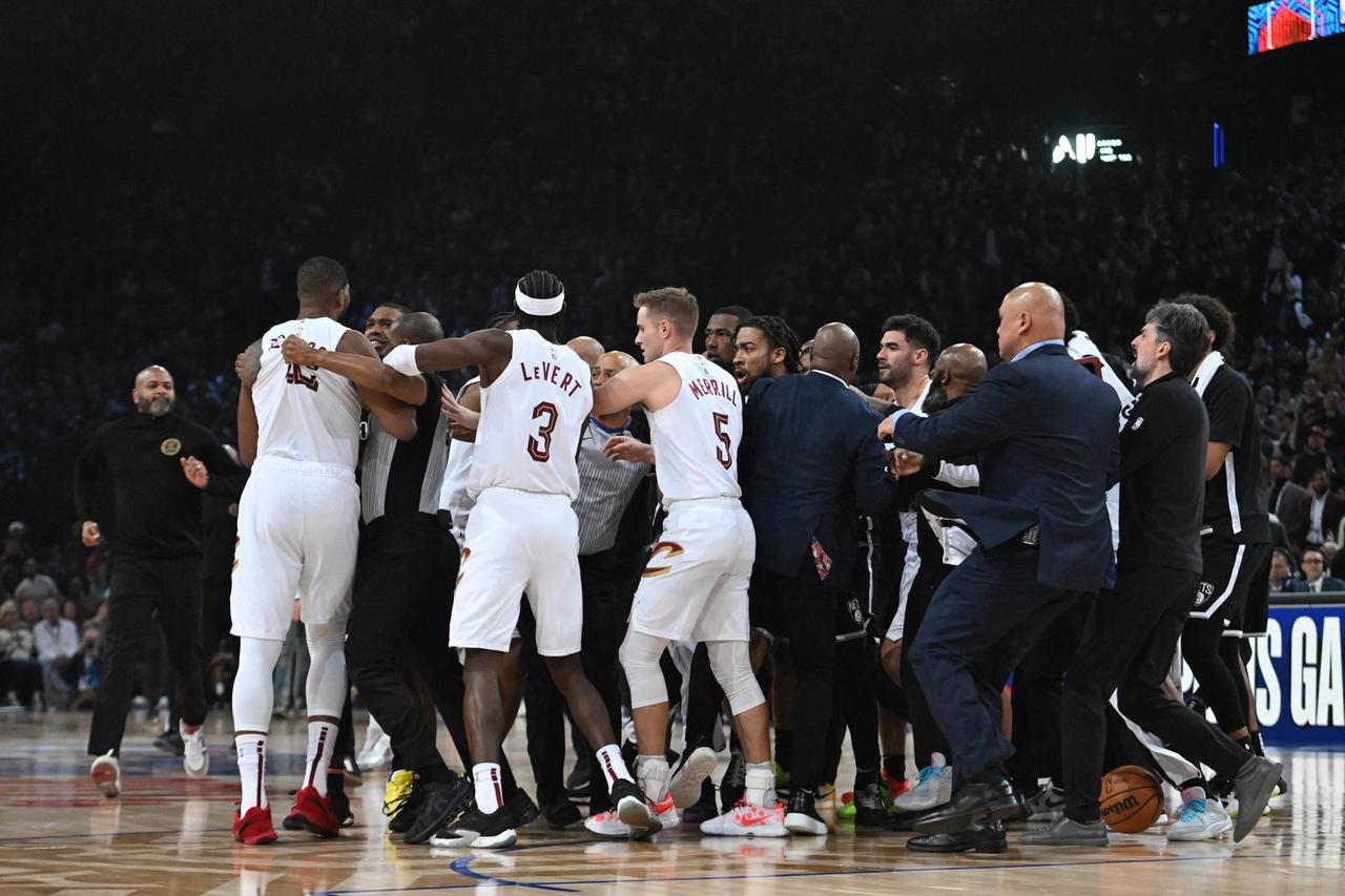 Match de basket de NBA entre les Cavs de Cleveland contre les Brooklyn Nets (111-102) à l'Accor Arena à Paris