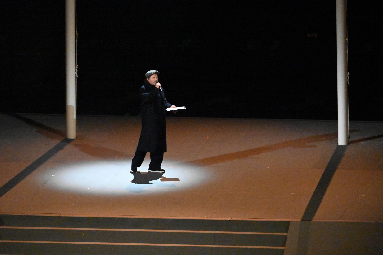 Milijarde pogleda uprte su u hram nogometa koji je večeras postao globalna pozornica. Spektakl u režiji Marca Balicha, cijenjenog kreativnog direktora hrvatskih korijena, započeo je impresivnom točkom koja slavi sklad grada i planina.