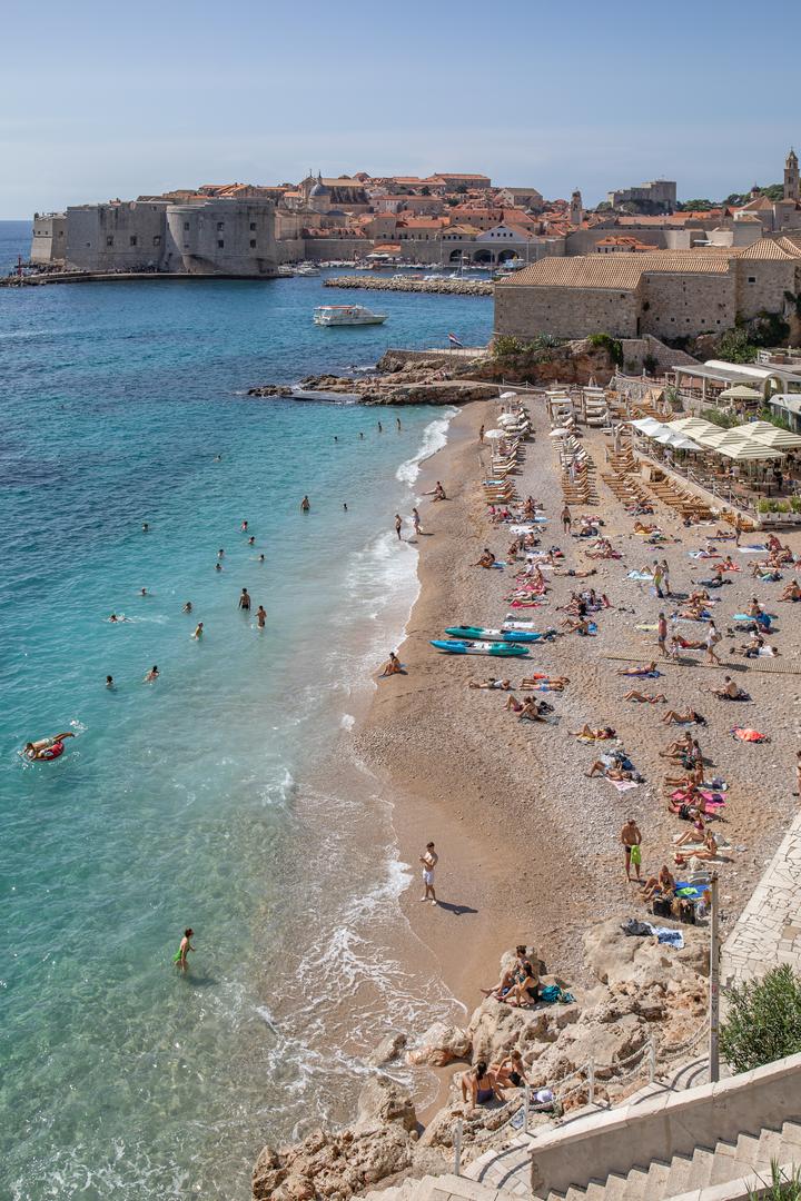 Dok u ostatku Hrvatske pada kiša, građani i turisti u Dubrovniku uživaju u kupanju i sunčanju. U drugim gradovima je vrijeme uglavnom oblačno uz grmljavinsko nevrijeme, ali u Dubrovniku još traje ljeto i okupan je suncem.