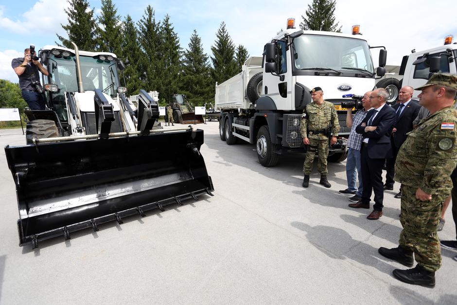 U vojarni "Kamensko" održana je predaja donacije Vlade SAD-a Hrvatskoj kopnenoj vojsci