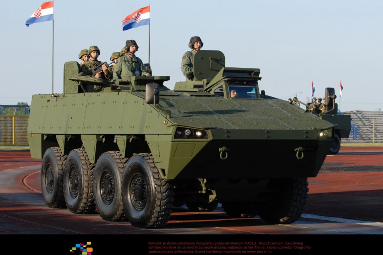 '28.05.2009., Karlovac - Obiljezavanje dana oruzanih snaga.Defile novog bojnog oklopnog vozila Hrvatske vojske Patria Photo: Kristina Stedul Fabac/Vecernji list'