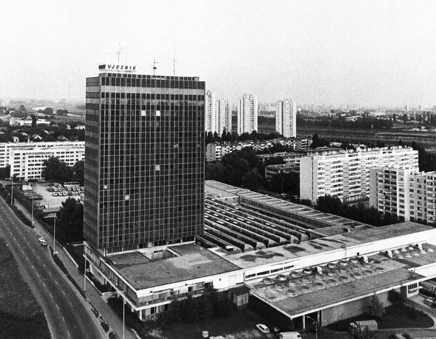 Ipak, već 1988. "za dlaku" je izgubio primat od Politike, što se poklopilo s padom naklade revijalnih izdanja. Te godine prodano je "samo" 195,6 milijuna izdanja.