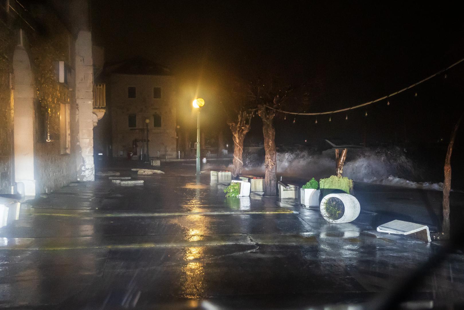 "Građani nas stalno zovu i prijavljuju poplave objekata na rivi svih sedam Kaštela. Podigla se razina mora, velika je plima, jako jugo. Nismo od neke velike pomoći dok se vrijeme ne smiri. Riječ je o kućama, restoranima i drugim objektima na samoj rivi. 