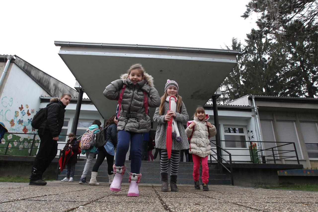 05.04.2013., Zagreb - Osnovna skola Odra 55 godina nije obnavljana, krov skole je izgradjen od azbestnih ploca a ucenici nemaju osnovne uvjete za ucenje.  Photo: Boris Scitar/VLM/PIXSELL
