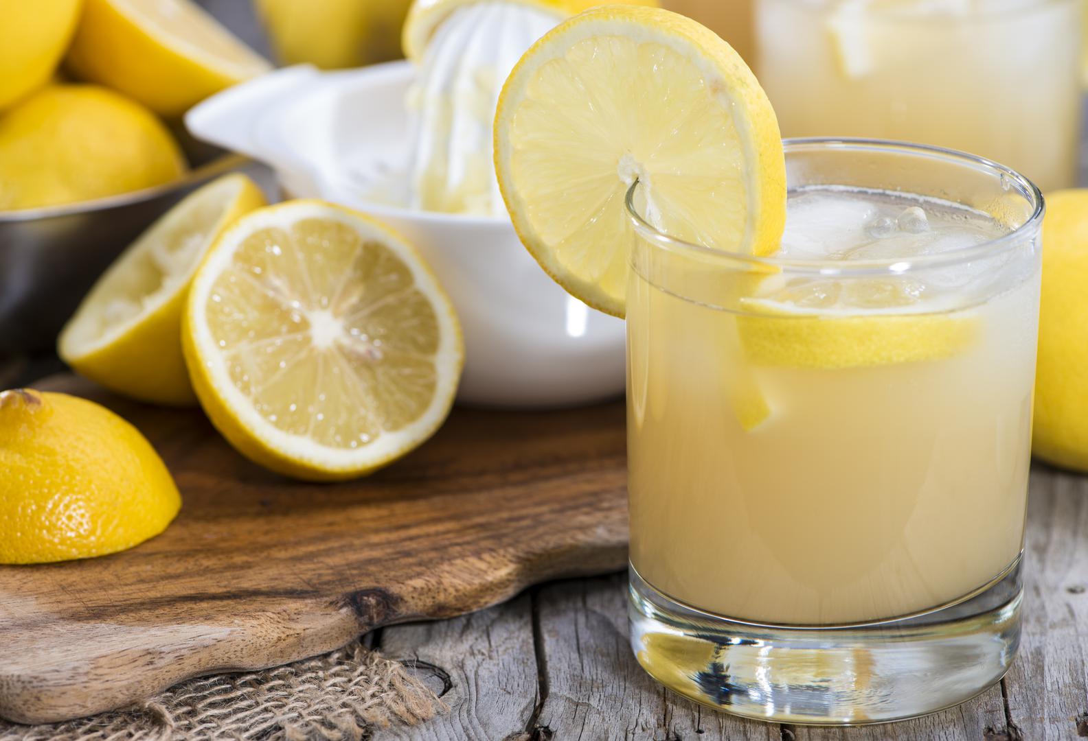 SOK LIMUNA. Ako vam se javi velika migrena iscijedite sok limuna u čašu, zajedno sa dvije žlice soli i popijte taj magičan napitak koji će vas vrlo brzo riješiti upale i migrene. 