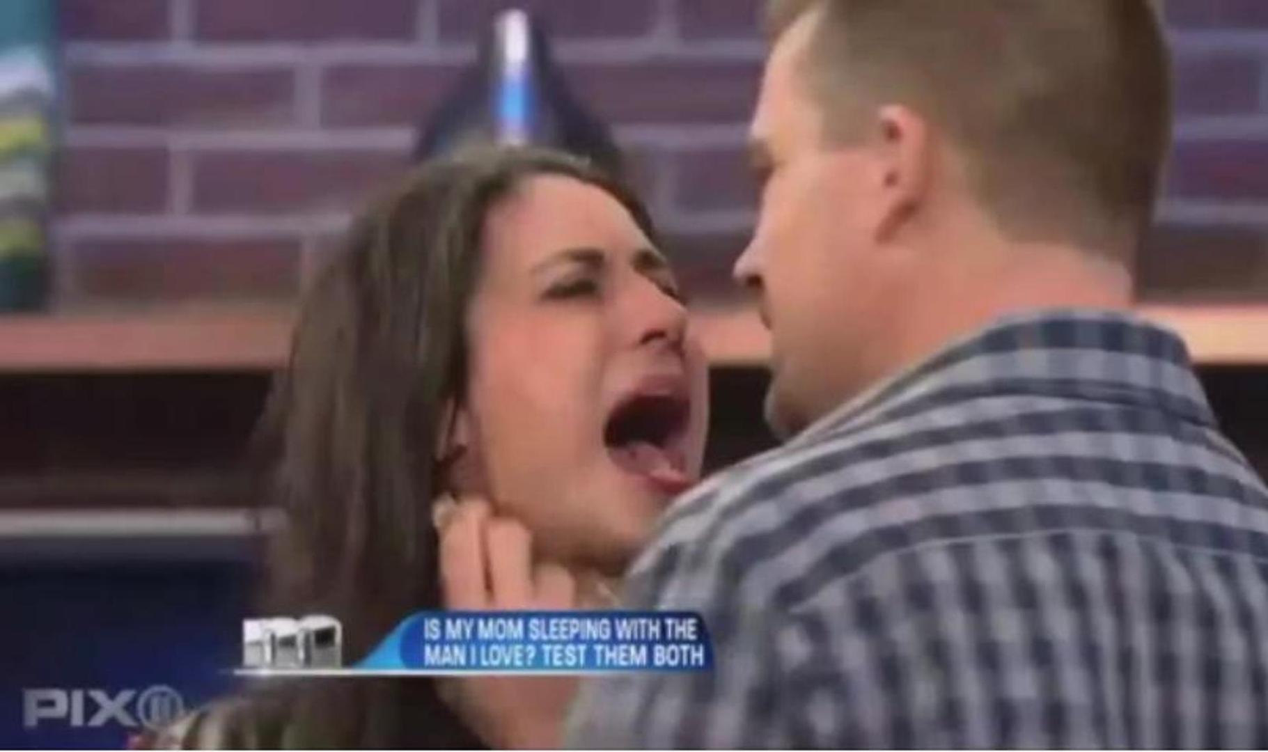 U showu "The Maury Show" uz pomoć detektora laži djevojka po imenu Ginger htjela je otkriti vara li je njezin dugogodišnji dečko Brad. Njezine sumnje su se potvrdile, a dodatno ju je shrvala činjenica da je dečko vara s njezinom majkom s kojom su tada živjeli.

