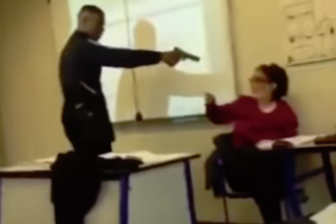 Učenik pištoljem prijetio učiteljici
