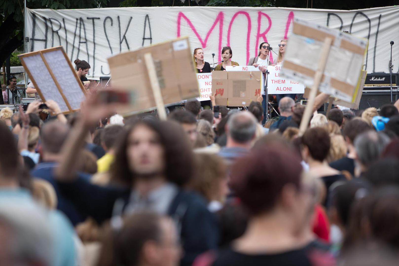 Građani su se okupili kako bi iskazali podršku reformi i izrazili nezadovoljstvo prema intervencijama, pritiscima i cenzuri u procesu reforme.