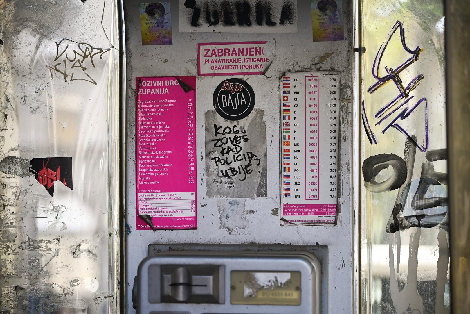 Prva javna telefonska govornica u Hrvatskoj, inače, postavljena  je u zgradi zagrebačkog željezničkog kolodvora 1889. godine. 
