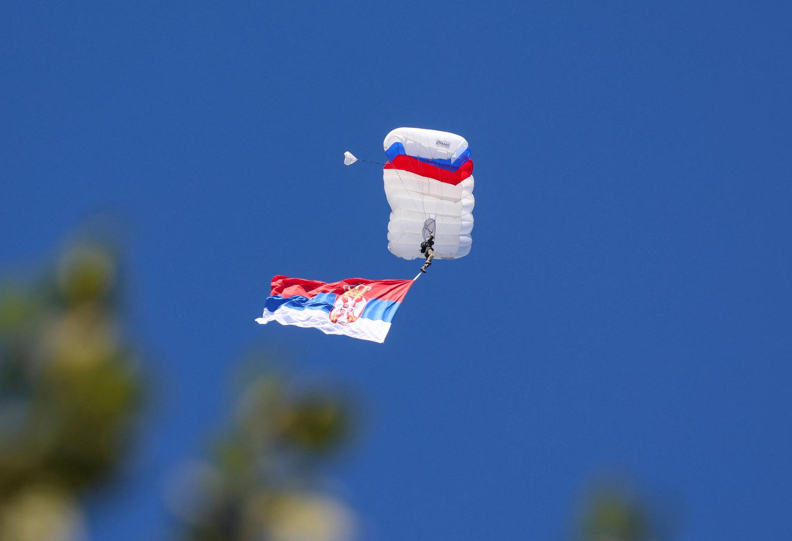 Serbian army paratrooper jumps in the air during a military parade over Belgrade, Serbia, September 20, 2025. REUTERS/Zorana Jevtic Photo: ZORANA JEVTIC/REUTERS