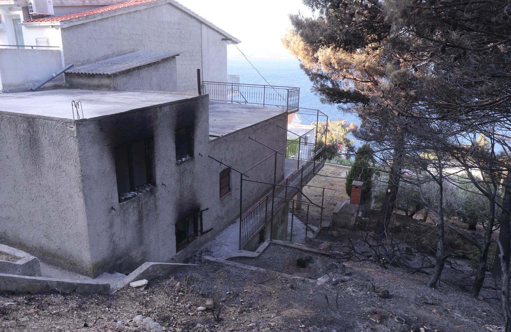 Županjski vatrogasni zapovjednik Ivan Kovačević rekao je da je tijekom noći bilo nekoliko manjih propaljivanja na požarištu koja su vatrogasci ugasili bez poteškoća.