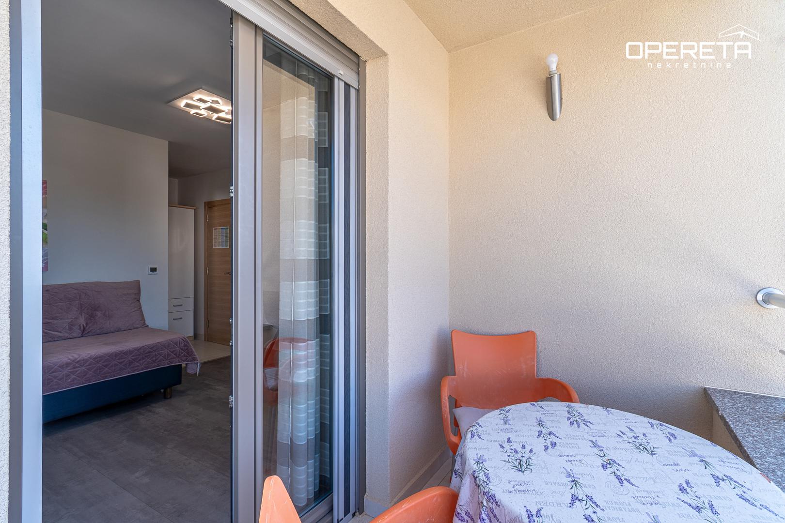 Kuća ima podno grijanje na struju, klimatizaciju u svim prostorijama, solarne panele za toplu vodu... "Kuća je idealna za ugodno cjelogodišnje stanovanje ili kao investicija za turistički najam", dodaju na oglasu.