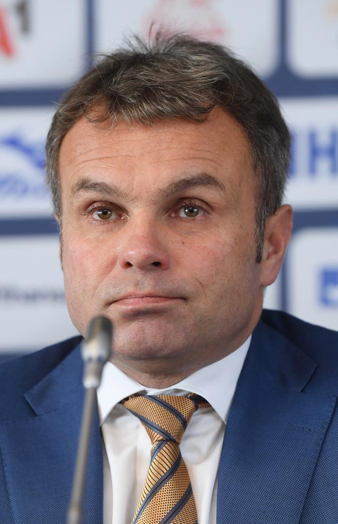Prema sumnjama, ključni suradnici bili su mu bivši tajnik Damir Raos i glasnogovornik Nenad Eror, koji je navodno u gotovini u Hrvatsku unio gotovo 11 milijuna eura.
