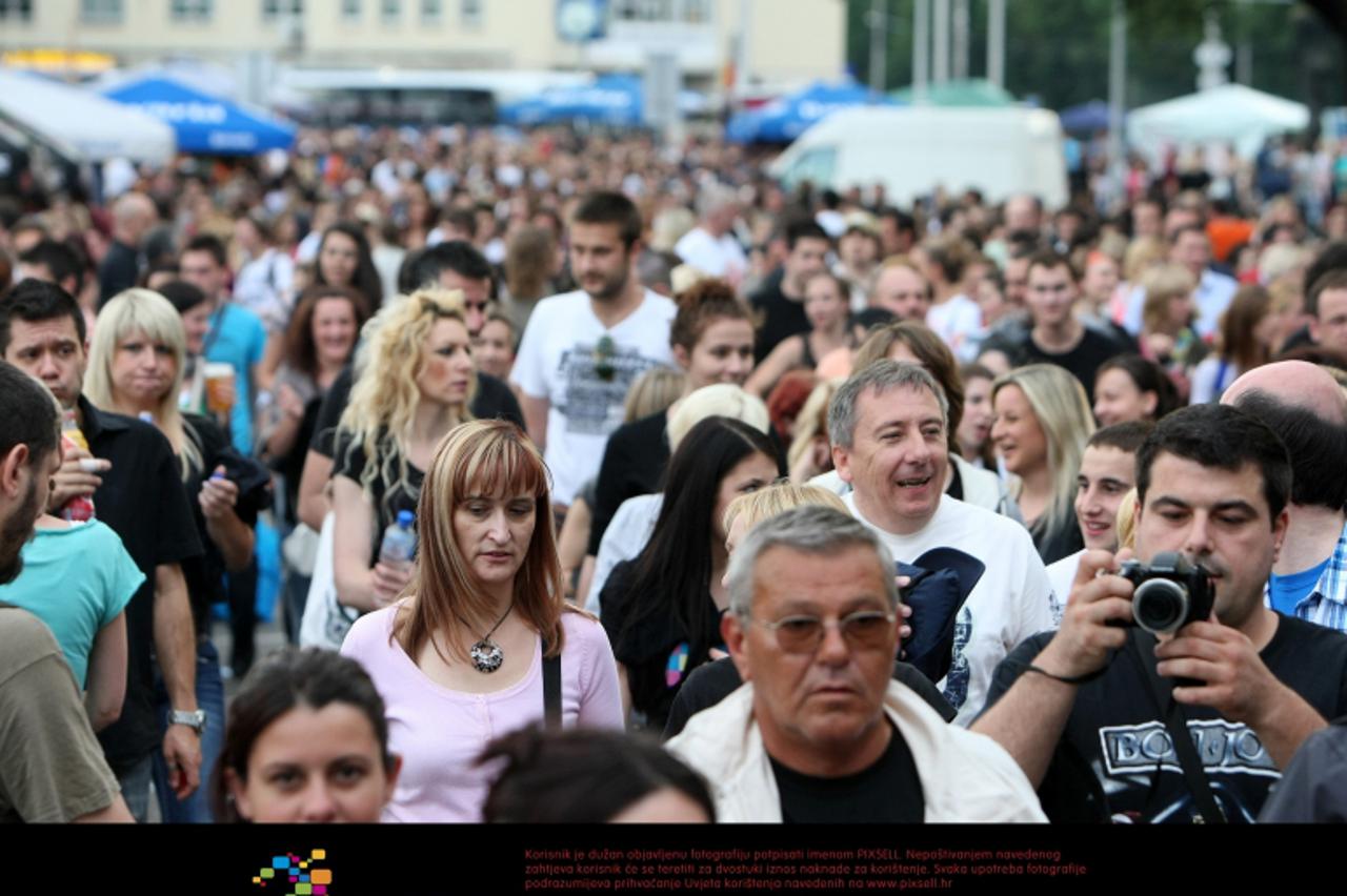 \'08.06.2011., Zagreb - Obozavatelji stizu na maksimirski stadion na koncert grupe Bon Jovi.  Photo: Petar Glebov/PIXSELL\'