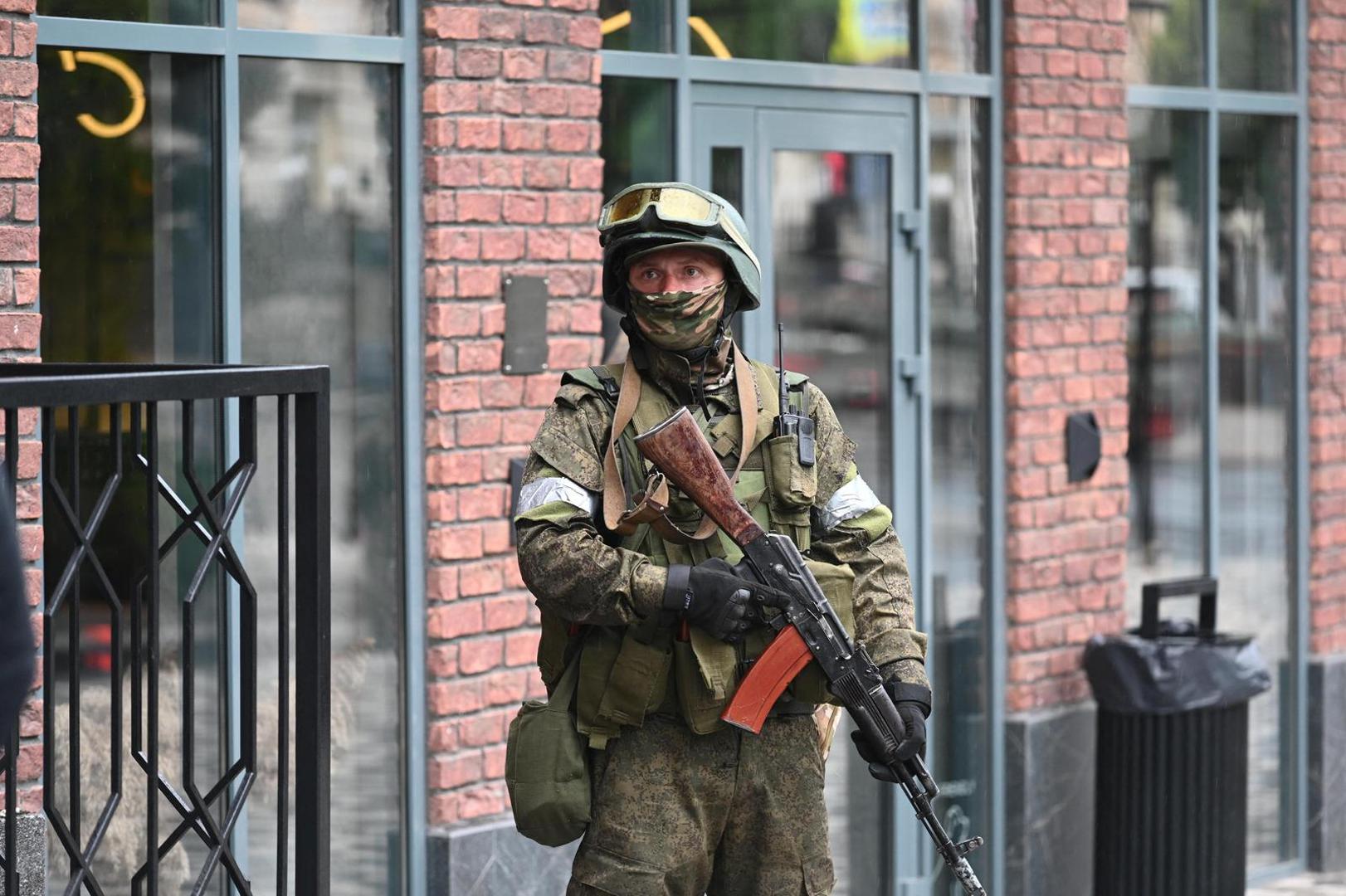 A fighter of Wagner private mercenary group stands guard in a street near the headquarters of the Southern Military District in the city of Rostov-on-Don, Russia, June 24, 2023. REUTERS/Stringer Photo: Stringer/REUTERS