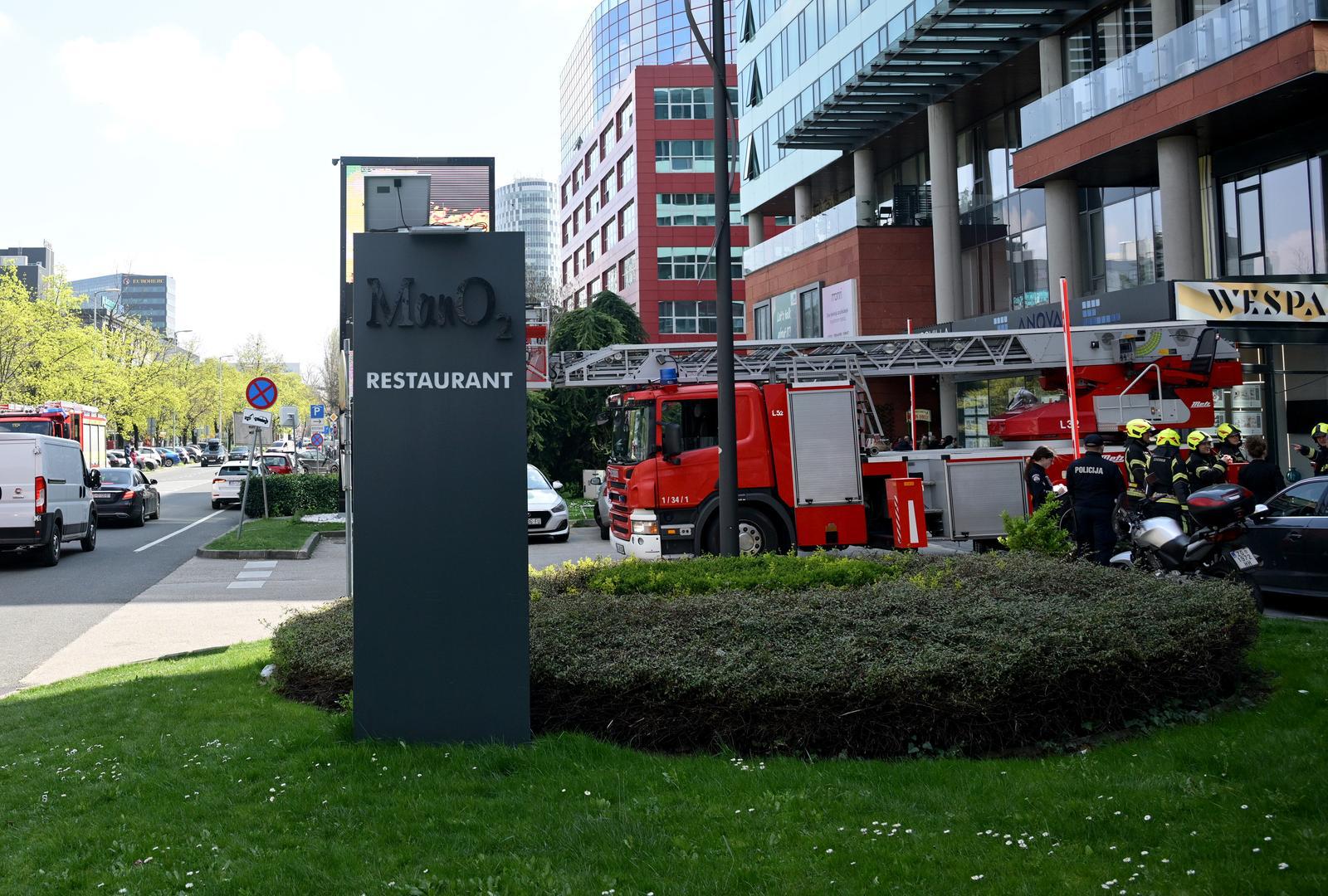 02.04.2025., Zagreb - Vatrogasna interevencija na Radnickoj cesti gdje je na vrhu zgrade poceo goriti dimnjak restorana Mano 2. Ljudi iz zgrade su evakuirani te nema ozlijedjenih. Photo: Neva Zganec/PIXSELL