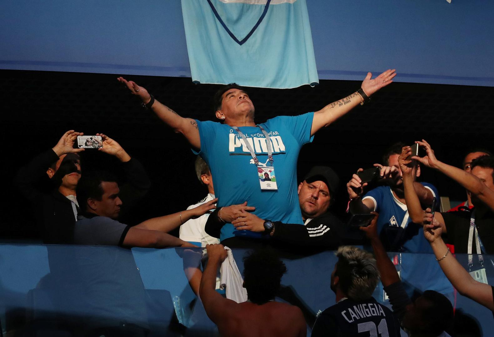 No, mnogi su ostali u nevjerici kada su vidjeli što je Maradona donio u ruci.

