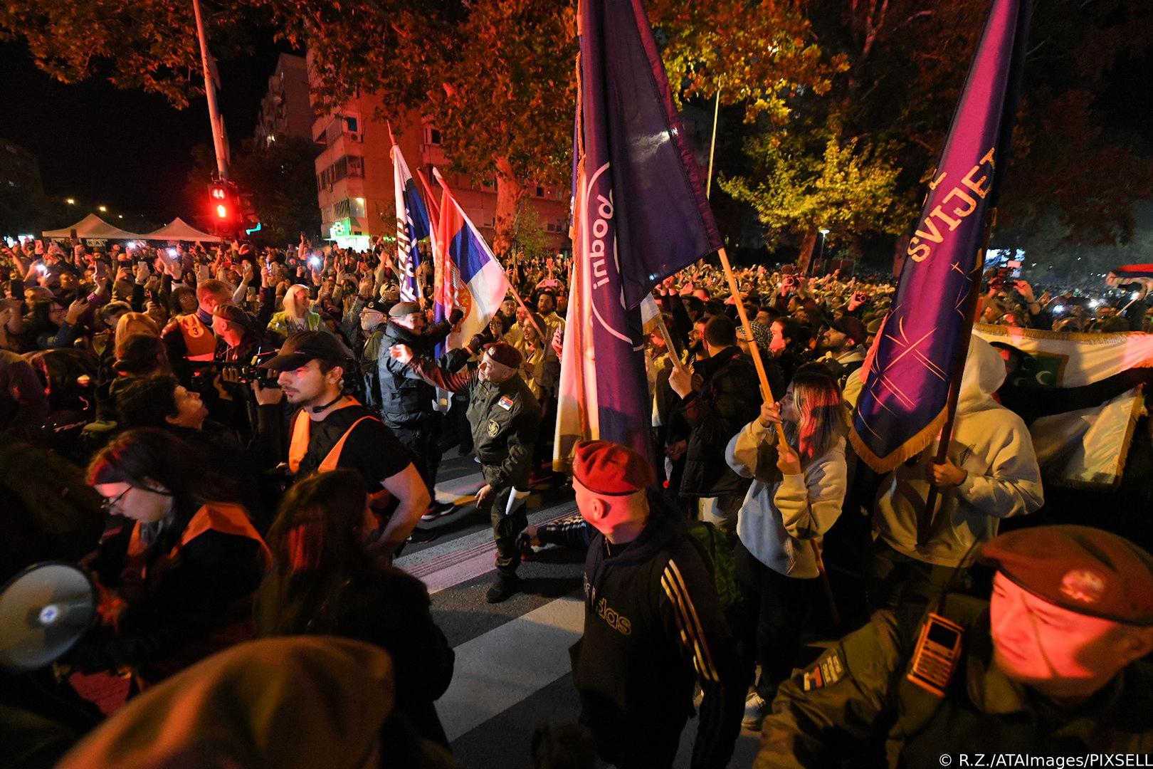 31, October, 2025, Novi Sad - A large number of citizens stand along the roadway on Bulevar Oslobodjenja in Novi Sad, welcoming students, pedestrians and cyclists who are coming to Novi Sad. Photo: R.Z./ATAImages 

31, oktobar 2025, Novi Sad - Veliki broj gradjana stoji uz kolovoz na Bulevaru oslobodjenja u Novom Sadu, docekujuci studente pesake i biciklste koji dolaze u Novi Sad. Photo: R.Z./ATAImages Photo: R.Z./ATAImages/PIXSELL