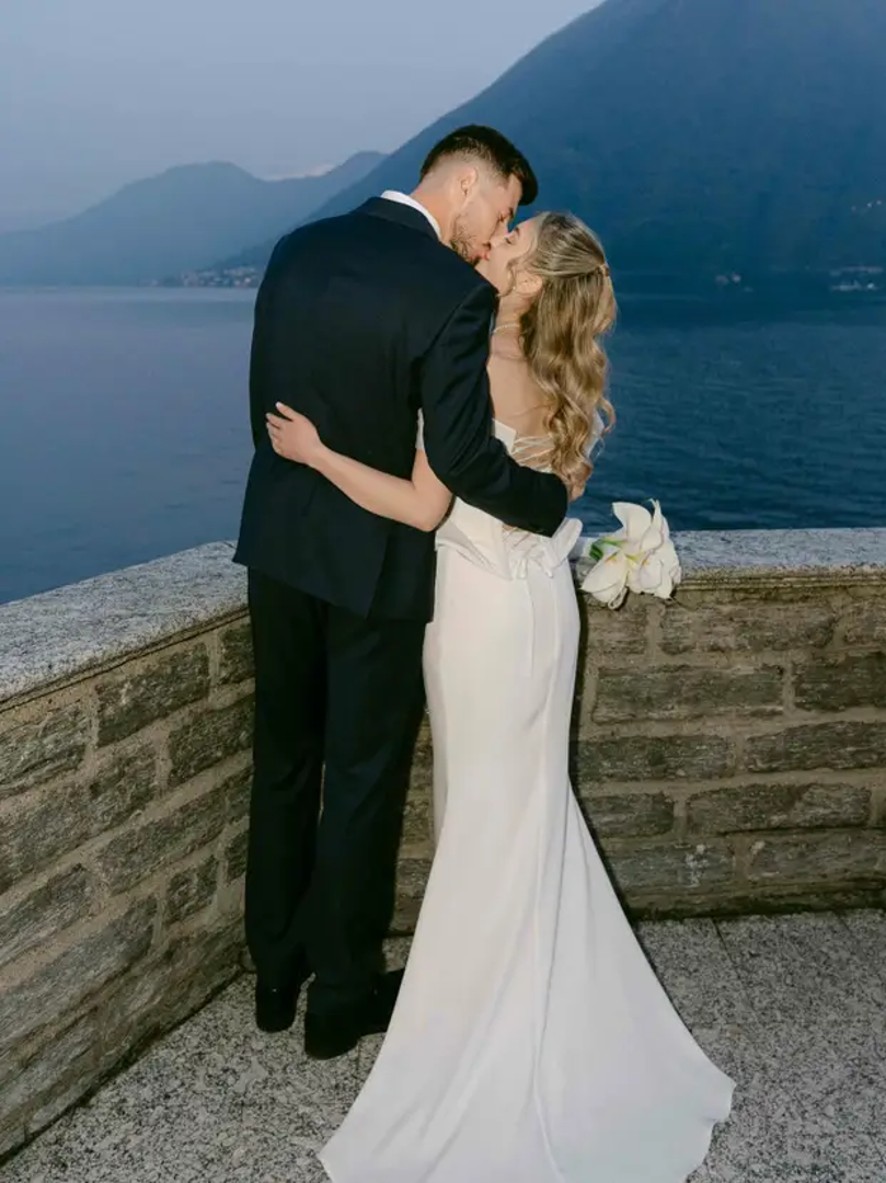 - Ja uzimam srce za vodiča. Ne pitaj, znam da smo srodna bića. Mr. & Mrs. Sučić - napisala je Šibenčanka na profilu na Facebooku.