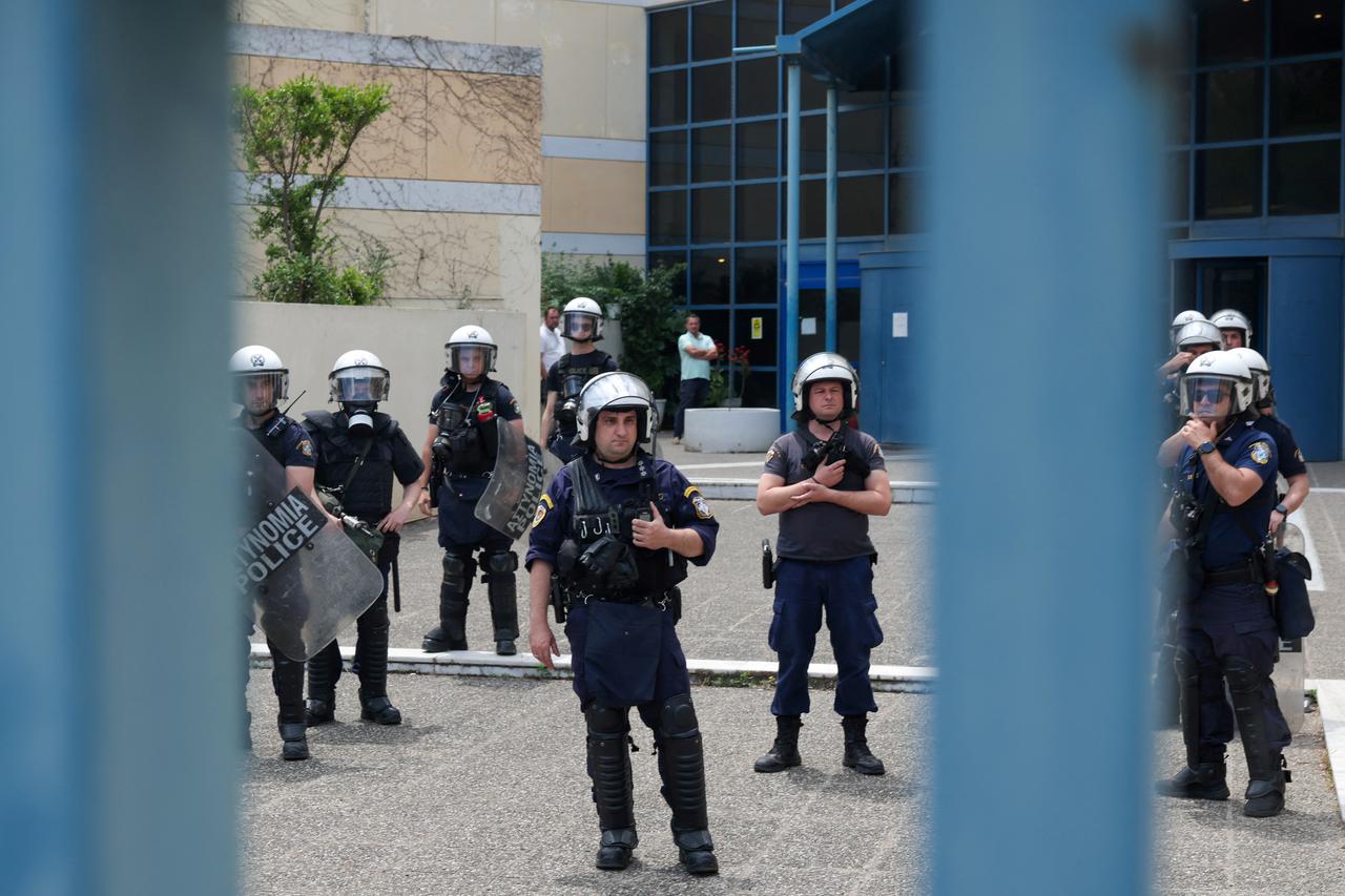 Athens taxi drivers walk out for bus lane access, ride-hail apps competition