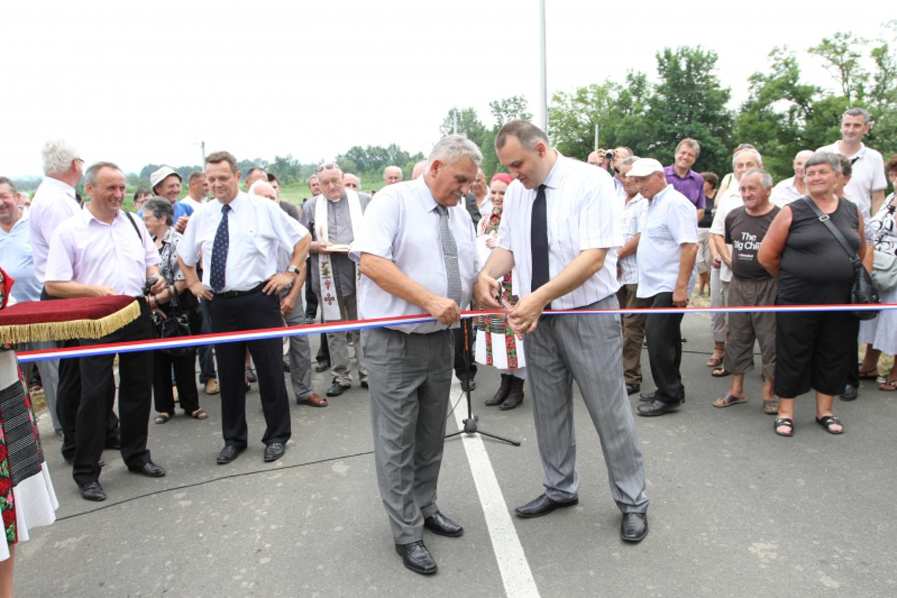 '06.07.2012. Karlovac - Zupan karlovacke zupanije Ivan Vucic i gradonacelnik Karlovca Damir Jelic otvorili most preko rijeke kupe Pokupska Blatnica-Banska Selnica. Vrijednost mosta je preko 21 milijun